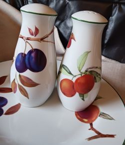Royal Worcester/ Evesham Vale/ Salt & Pepper set
