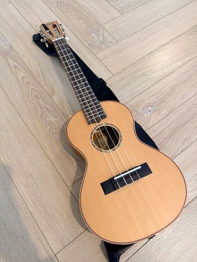 Concert Ukulele with strap & Boston case