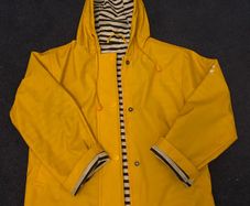 Le Petit Breton yellow raincoat