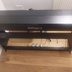 Roland F701 Digital Piano