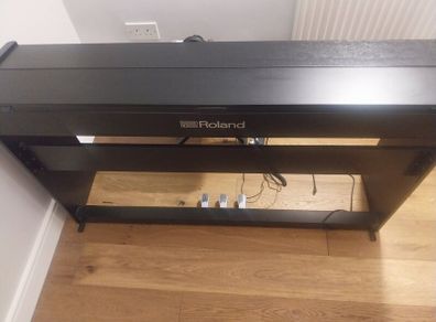 Roland F701 Digital Piano