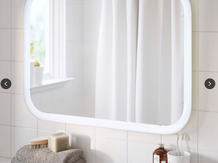 Mirror with integrated lighting