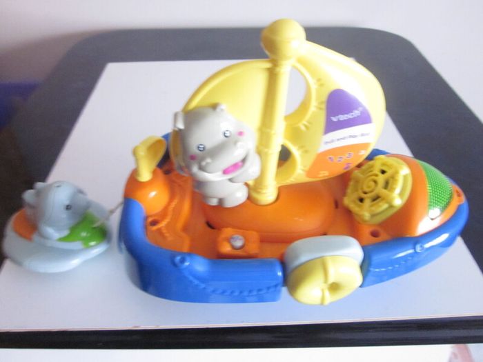 V Tech Pull/Play Musical Bath Boat