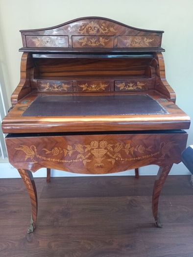 French Style Antique Writing Desk (Reproduction)