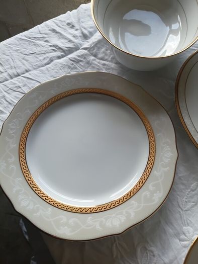Noritake porcelain dinner set