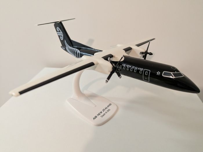 Air New Zealand 1:100 scale model airplane, Bombardier Dash 8-300 aircraft, NEW