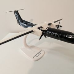 Air New Zealand 1:100 scale model airplane, Bombardier Dash 8-300 aircraft, NEW