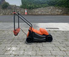 Electric lawnmower