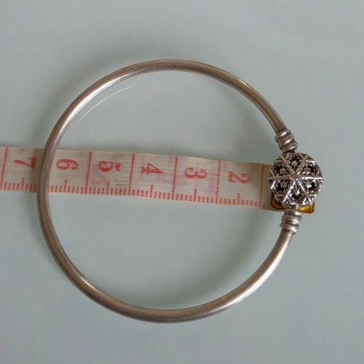Pandora moments bangle sparkly snowflake claps in good condition small size