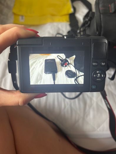Canon Eos M100, bag and tripod