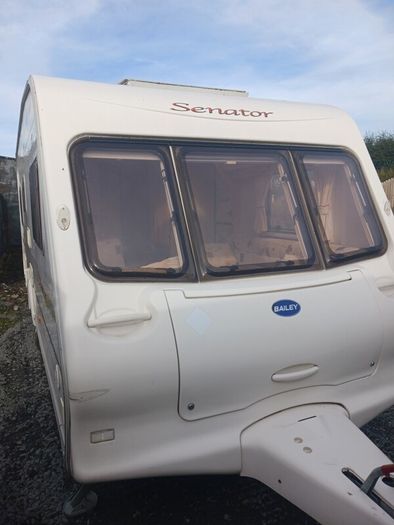 2005 bailey senator caravan fixed bed