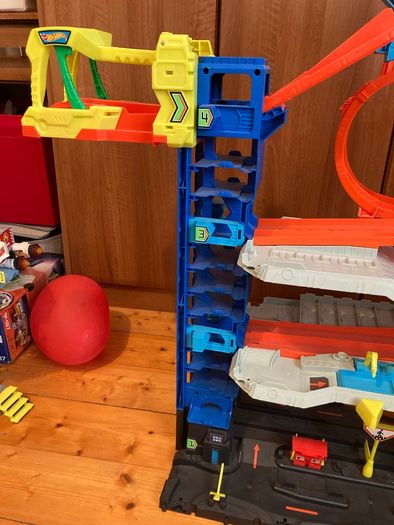 Hotwheels ultimate garage