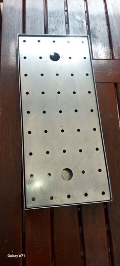 Stainless strong metal drinks tray,solid ,hard to come by, handy for any man cave ,pub ,restaurant etc sold as seen ,,price includes post to anywhere in Ireland thank you,,