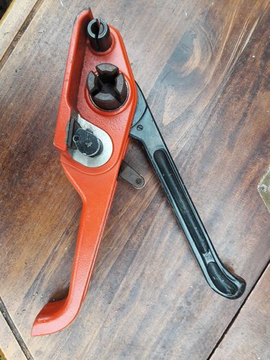 Tensioner for plastic strap