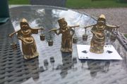 3 brass figures with water buckets, D18 post 7e
