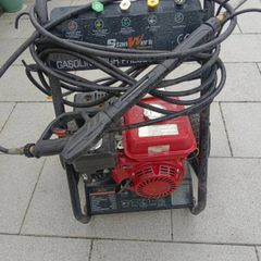 Stan Werk power washer 6.5 HP 2200 PSI in excellent working condition. Ready to use. 6 metres pressure washer hose with gun.