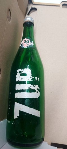 7up bottle with cap,used condition,nice advertising, price includes post to anywhere in Ireland thank you,see pictures,
