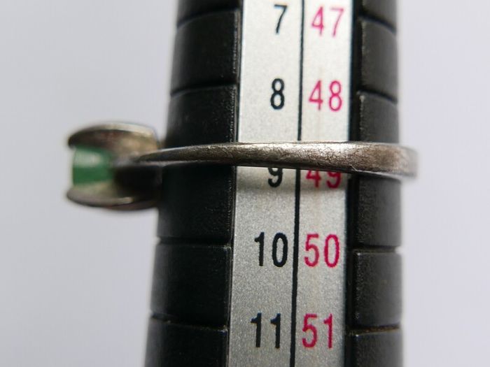 Vintage 925 Sterling Silver Ring with Green Stone