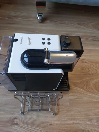 coffee machine and pod holder