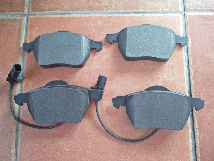 Audi A4 (B6 B7) A6 (C5 C6) VW Passat B5 B5.5 Seat Exeo Skoda Superb FRONT Brake Pad Set
