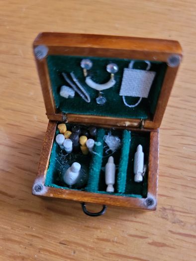 Dolls house bathroom / bedroom accessories