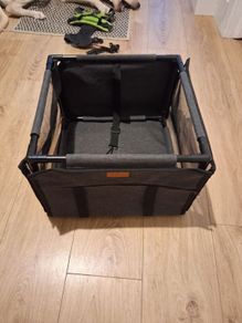 small dog / puppie small dog car crate (+ lead and jacket)