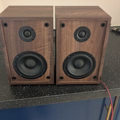 Bookshelf speakers walnut finish