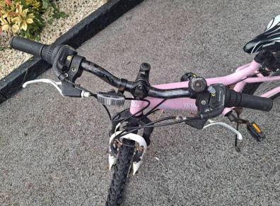 girls 24inch bike  lovely bike some rust