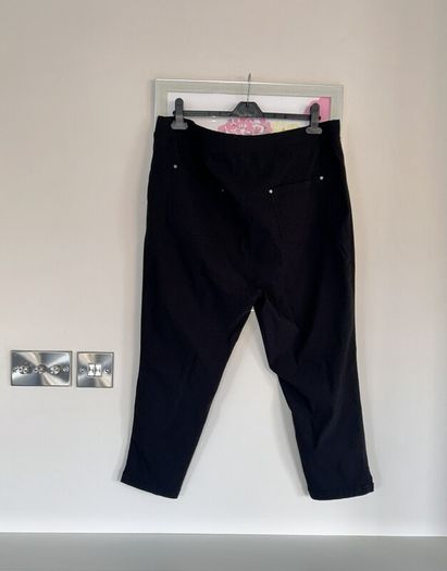 Ladies Black Cropped Trousers from Yours. UK 20 / EU 48cm
