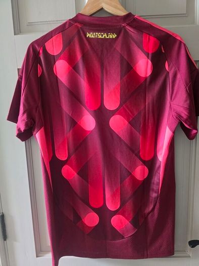 Football shirts (10 shirts all size M)
