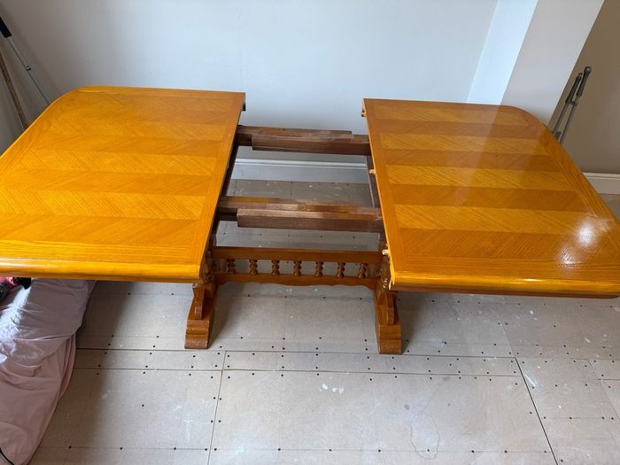 Wooden extendable dining table