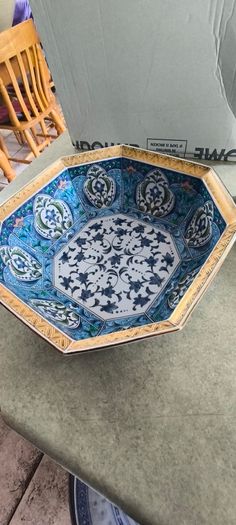 4 different ietms -1- Jingdezhen Porcelain 101/4 -inch Dragon Rice Grain Luncheon Plate - Vintage Blue and White Chinese Design is slieght chip at the edge 15.00 euro.2- Vintage Japanese octagonal porcelain bowl, commonly crafted in the traditional Arita 