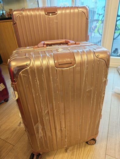 Rose gold aluminium-frame hard-shell suitcases (Rimowa style)