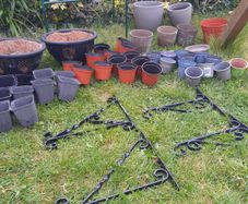 Pots and 4 brackets for hanging baskets 10e for the lot