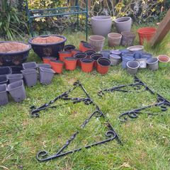 Pots and 4 brackets for hanging baskets 10e for the lot