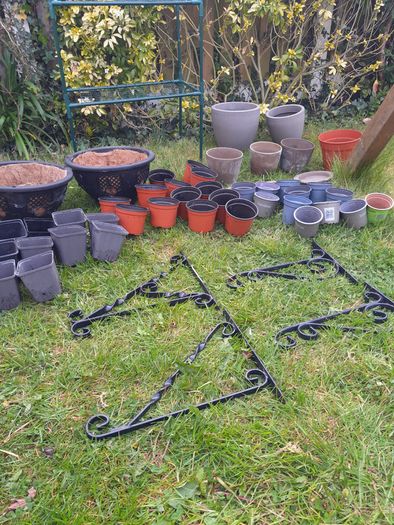 Pots and 4 brackets for hanging baskets 10e for the lot