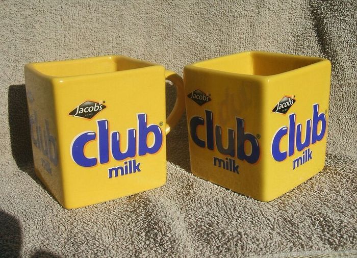 JACOBS CLUB MILK (Club Milk chocolate bar) - a pair of promotional cube shaped mugs (c.1990)
