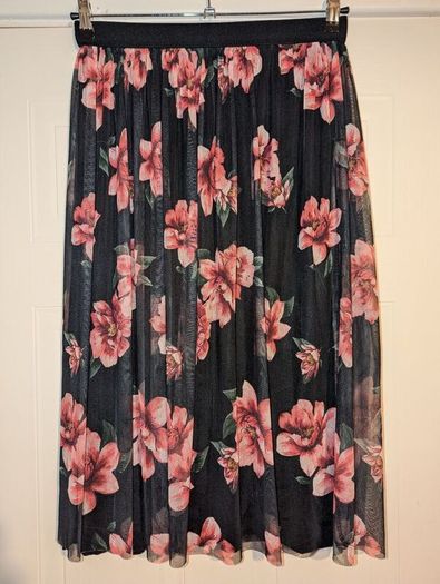 Stunning floral midi skirt from Zuiki