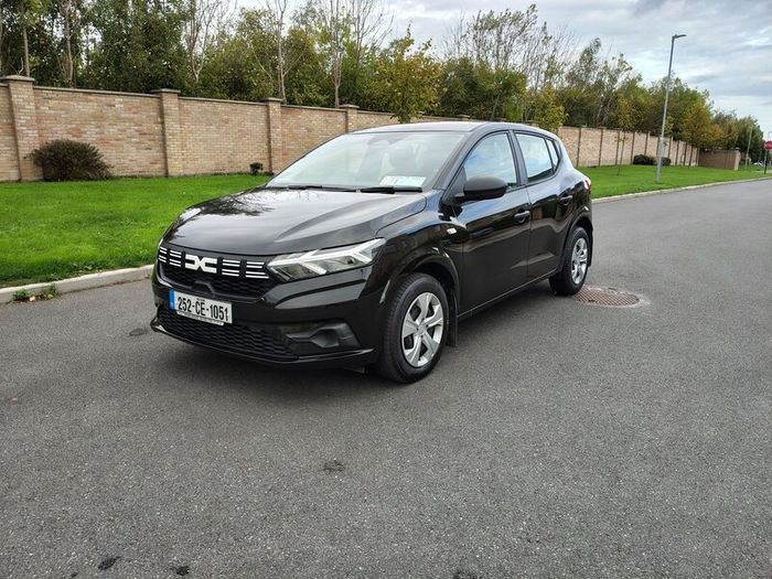 Sandero 2025. Perfect condition. I'm moving abroad