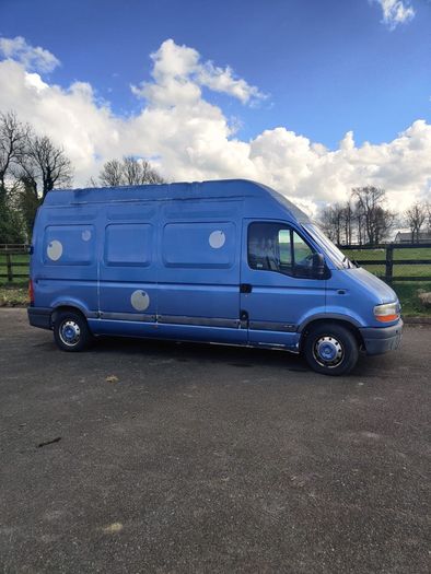 02 horse van