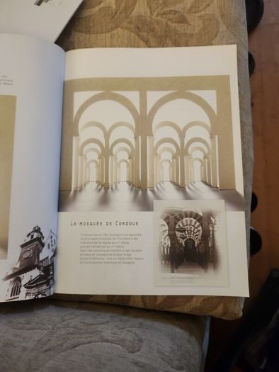 Architectures En Pop-up. 24 Cartes Detachables A Mettre En Volume. Large Volume Paperback  In Good Condition.