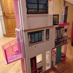 Kids play house