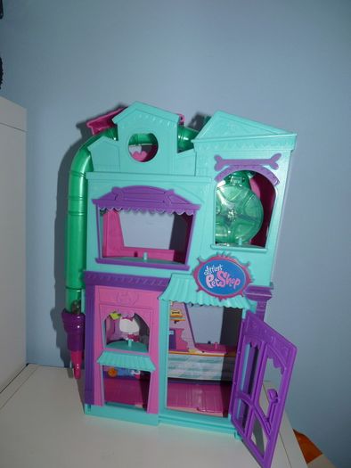 Pet shop house