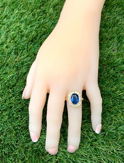 Beautiful Vintage 3.6ct Sapphire & Diamond Ring - 18ct