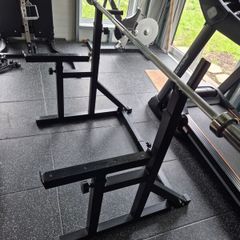 Adjustable squat rack