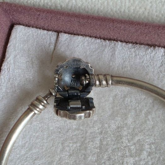 Pandora moments bangle sparkly snowflake claps in good condition small size