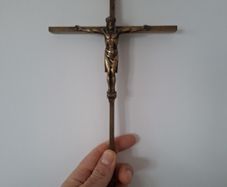 Cross metal