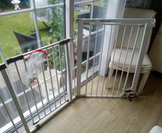 2 baby stairs gates with fittings