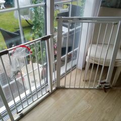 2 baby stairs gates with fittings