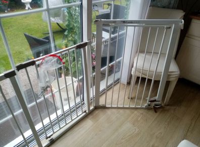 2 baby stairs gates with fittings